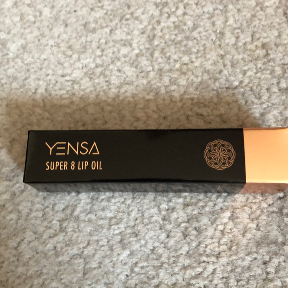 Yen’s a Super 8 Lip Oil in Pink Shine